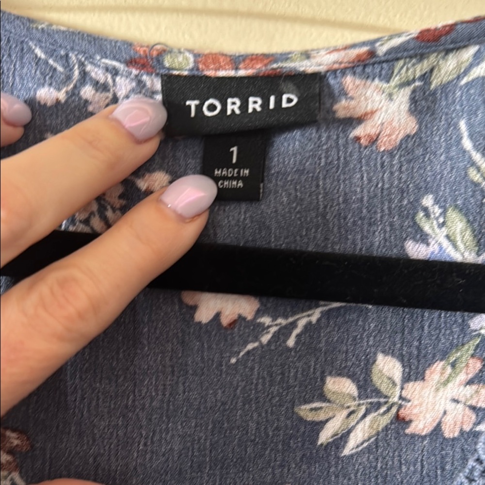 Torrid Blue Gray Bell Sleeve Floral Tunic with Bib Collar Blouse 1X - Picture 7 of 9
